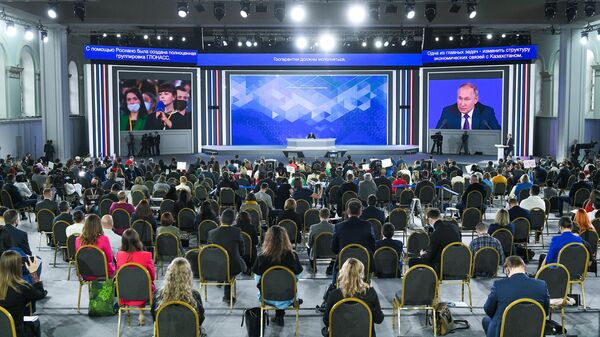 Jornalistas durante a grande coletiva anual de Vladimir Putin no Salão Central de Exposições Manezh. - Sputnik Brasil
