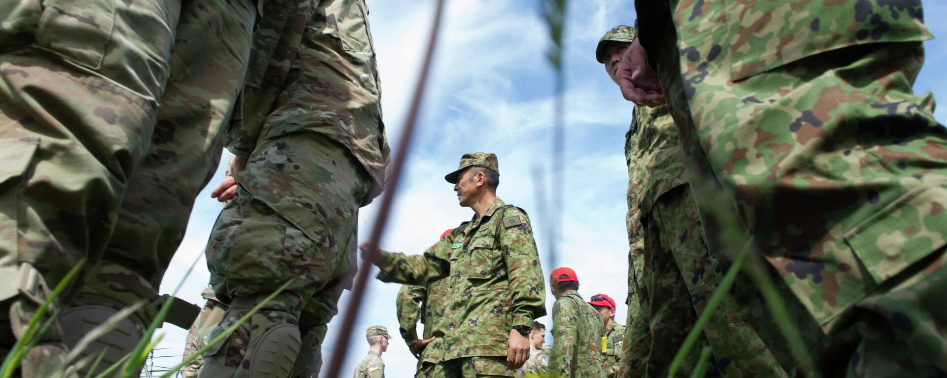Militares das Força de Autodefesa do Japão e das Forças Armadas norte-americanas durante treino na Base Conjunta Elmendorf-Richardson, Alasca, EUA, 13 de junho de 2018 - Sputnik Brasil, 1920, 23.12.2021