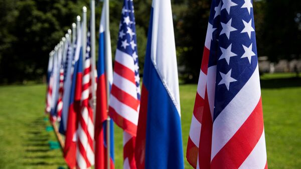 Bandeiras dos EUA, Rússia e Suíça são retratadas no jardim em frente à vila La Grange, um dia antes da reunião do presidente dos EUA, Joe Biden, e do presidente russo, Vladimir Putin, em Genebra, na Suíça, 15 de junho de 2021 - Sputnik Brasil