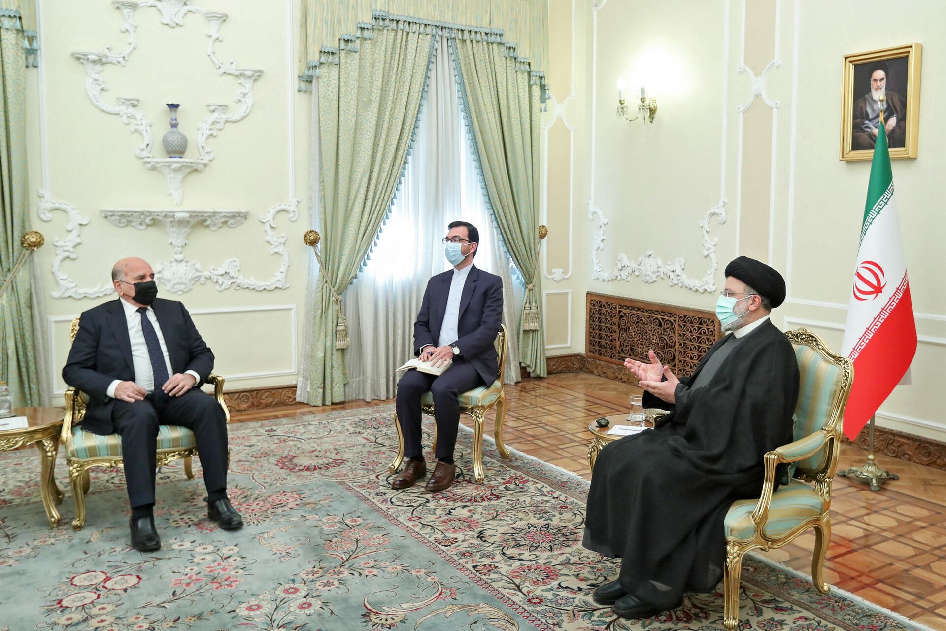 O presidente iraniano Ebrahim Raisi se reúne com o ministro das Relações Exteriores do Iraque, Fuad Hussein, na capital iraniana, Teerã, em 23 de dezembro de 2021 - Sputnik Brasil, 1920, 23.12.2021