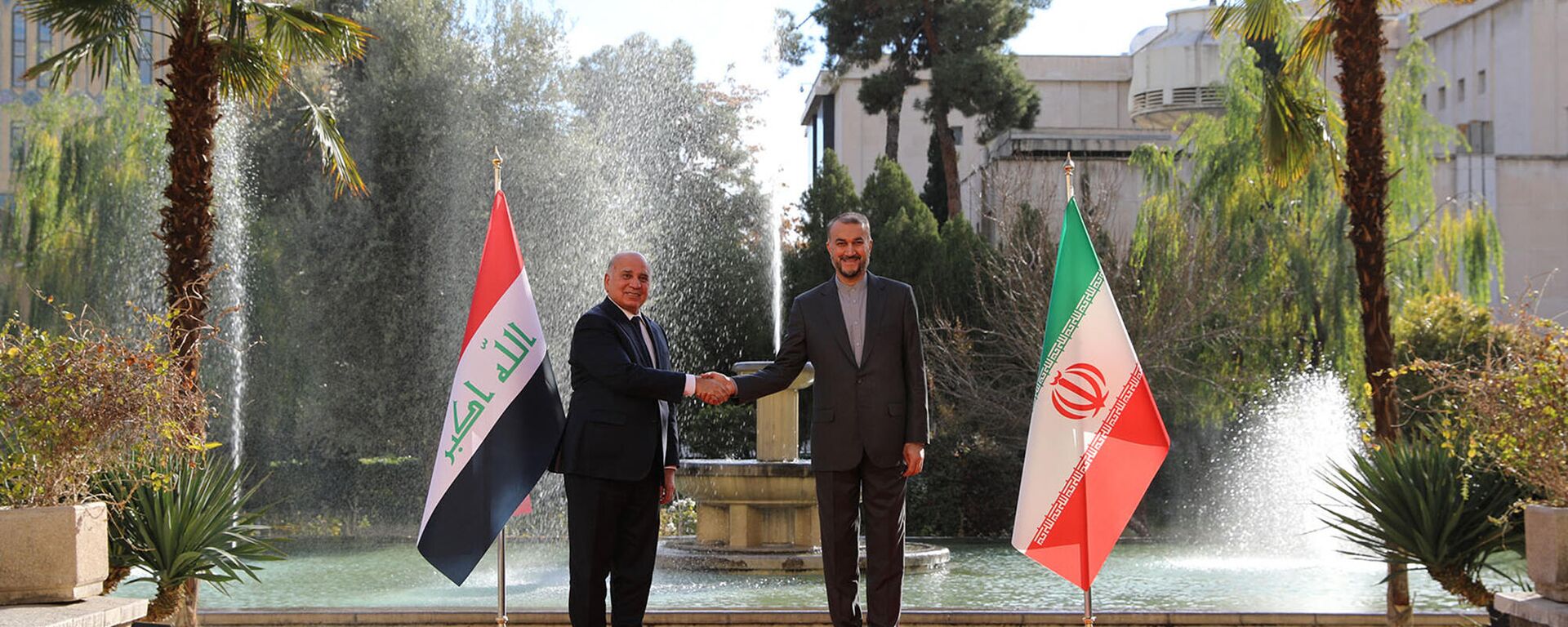 O ministro das Relações Exteriores do Irã, Hossein Amir-Abdollahian, cumprimentando seu homólogo iraquiano Fuad Hussein na capital Teerã em 23 de dezembro de 2021 - Sputnik Brasil, 1920, 24.12.2021