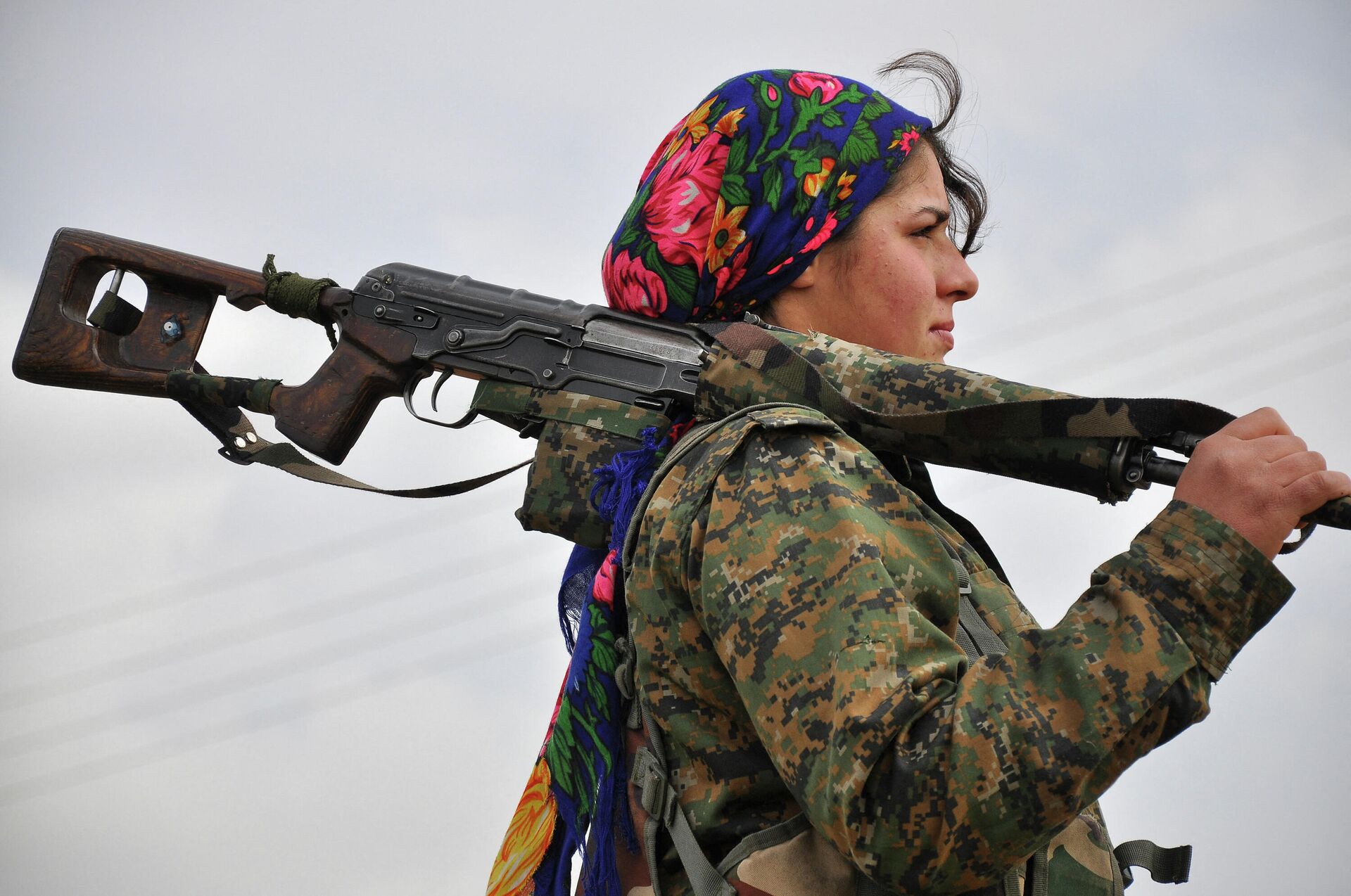 Uma soldada curda das Unidades de Proteção à Mulher (YPJ) observa um campo de treinamento em Al-Qahtaniyah, perto da fronteira entre a Síria e a Turquia (foto de arquivo) - Sputnik Brasil, 1920, 23.12.2021