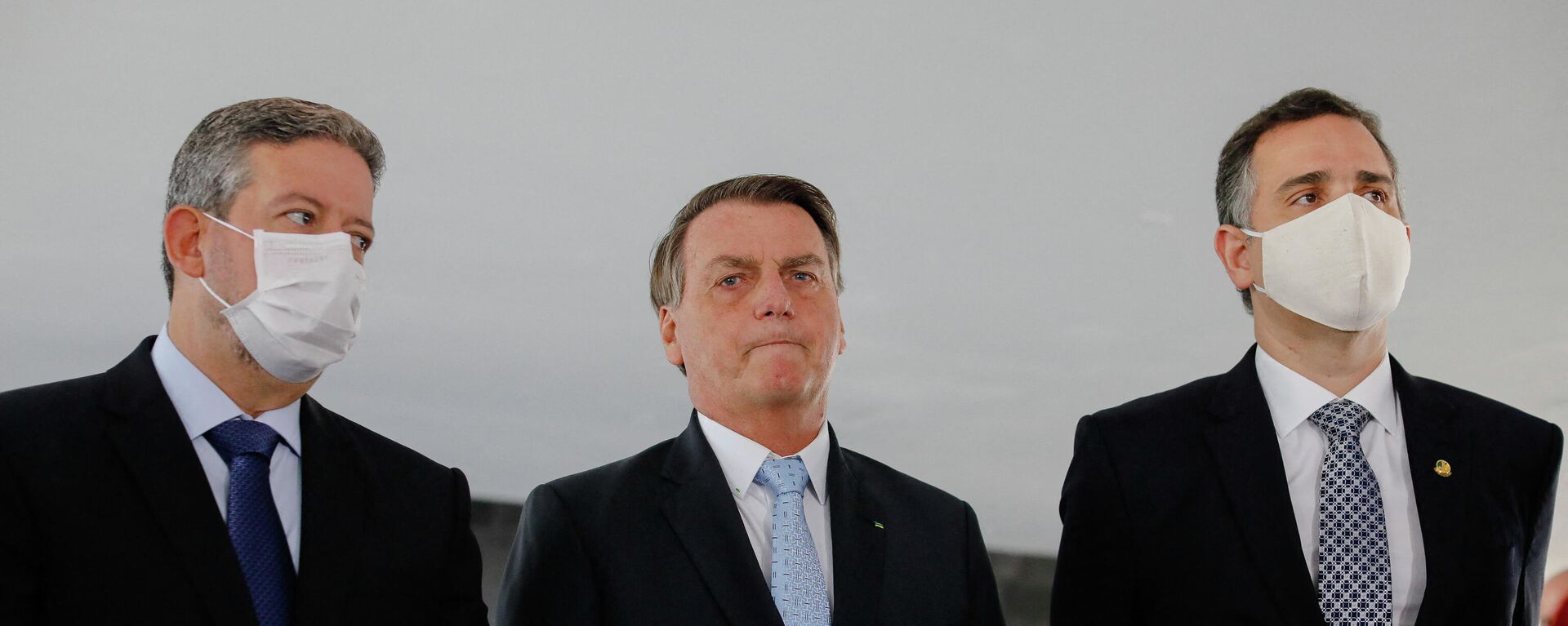 O presidente brasileiro Jair Bolsonaro, ao lado dos presidentes da Câmara dos Deputados, Arthur Lira (esquerda), e do Senado Federal, Rodrigo Pacheco, no Palácio do Planalto, em Brasília, no dia 3 de fevereiro de 2021 - Sputnik Brasil, 1920, 23.12.2021