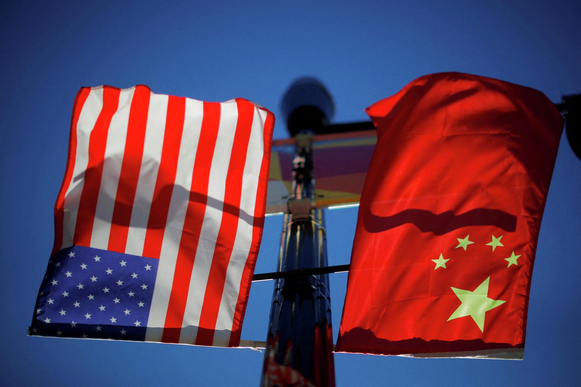 Bandeiras dos EUA e da China no bairro chinês de Boston, EUA, 1º de novembro de 2021 - Sputnik Brasil, 1920, 24.12.2021