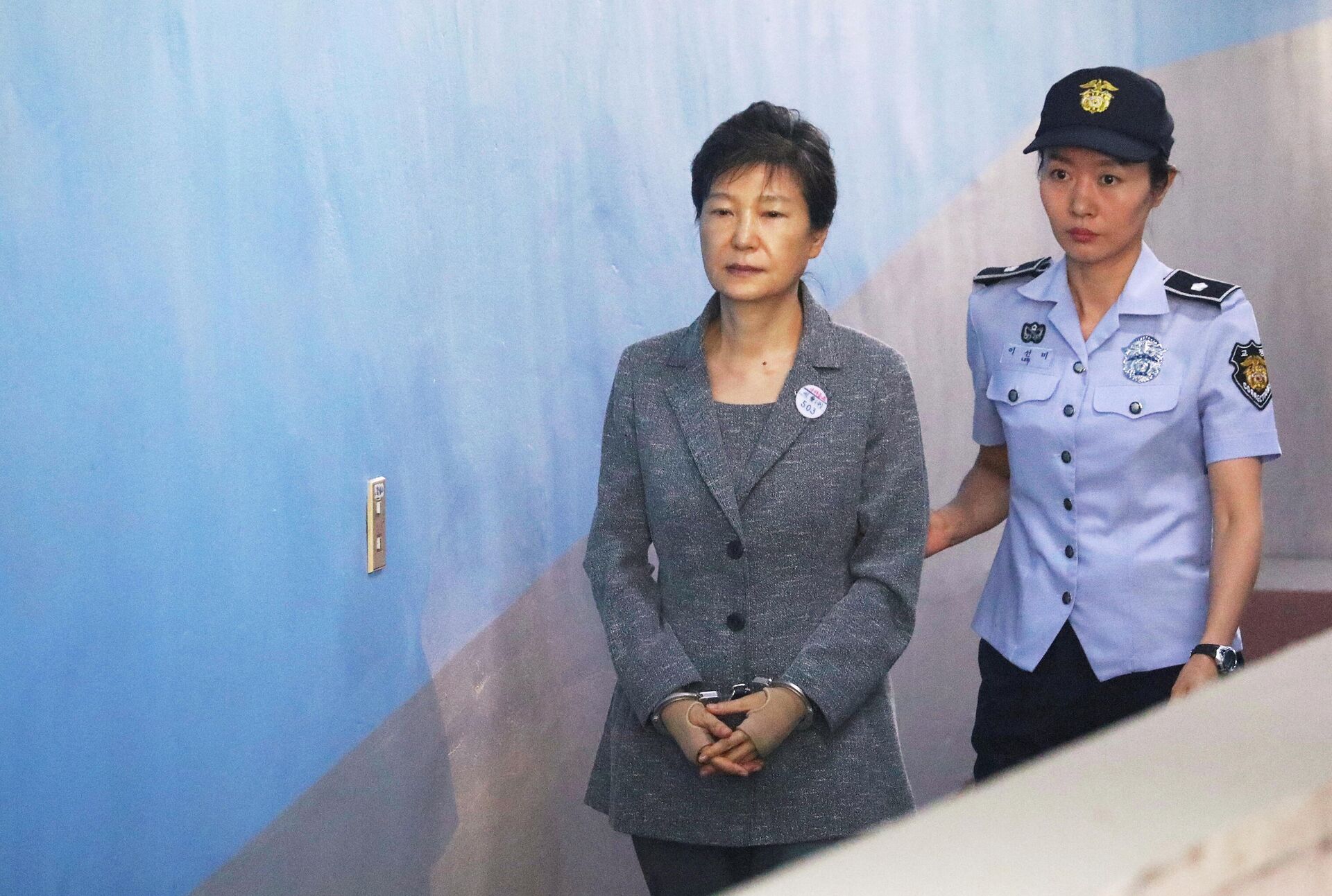 Ex-presidente da Coreia do Sul, Park Geun-hye, chega ao tribunal em Seul, Coreia do Sul, 25 de agosto de 2017 - Sputnik Brasil, 1920, 24.12.2021