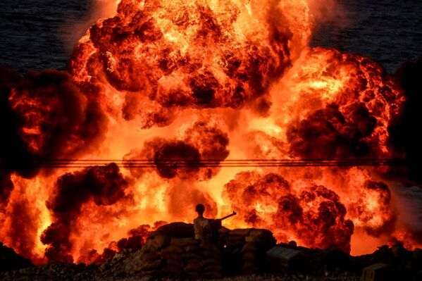 Explosão durante exercícios militares Grande Profeta 17, no sudoeste do Irã, 22 de dezembro de 2021. - Sputnik Brasil