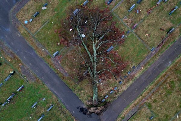 Vista aérea de árvore caída no cemitério após os recentes tornados devastadores em vários estados norte-americanos. Mayfield, Kentucky, 17 de dezembro de 2021. - Sputnik Brasil