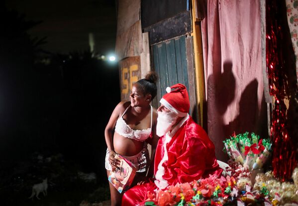 Menina grávida de 16 anos recebe presente de Papai Noel na Cidade de Deus, Rio de Janeiro, 20 de dezembro de 2021. - Sputnik Brasil