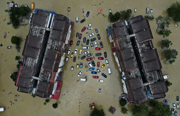 Vista aérea mostra veículos e prédios inundados por enchentes na Malásia, 21 de dezembro de 2021. - Sputnik Brasil