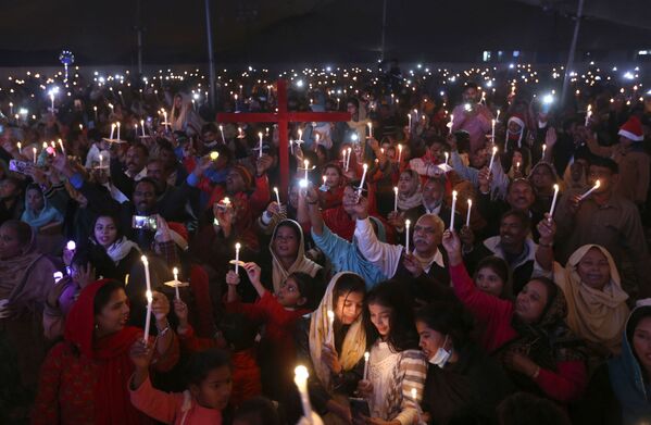 Cristãos paquistaneses seguram velas durante a celebração de Natal, em Lahore, Paquistão, 22 de dezembro de 2021. - Sputnik Brasil