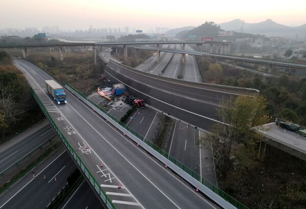Veículos capotados no local onde um viaduto desmoronou em Ezhou, província chinesa de Hubei, 19 de dezembro de 2021. - Sputnik Brasil