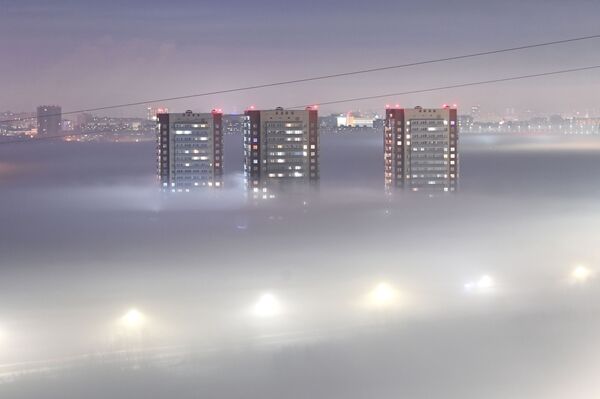Prédios em Omsk, na Rússia, em dia de nevoeiro. - Sputnik Brasil