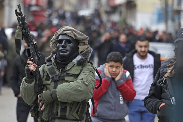 Integrantes das Brigadas dos Mártires de Aqsa disparam suas armas durante o funeral do palestino Mohammed Issa Abbas, que teria atingido tropas de Israel na Cisjordânia e foi morto a tiros por militares israelenses, 23 de dezembro de 2021. - Sputnik Brasil