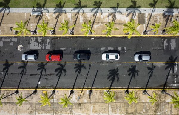 Automobilistas aguardam na fila para ser testados à COVID-19, em um parque de estacionamento da ilha de Porto Rico, 18 de dezembro de 2021. - Sputnik Brasil