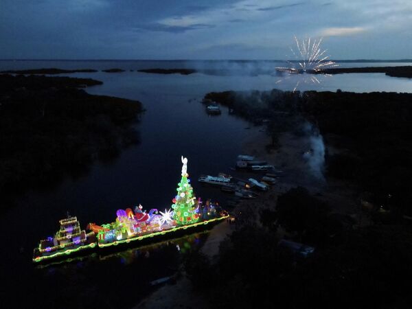 Balsa decorada com figura de Papai Noel, árvore de Natal e presentes vista perto de Manaus, 22 de dezembro de 2021 - Sputnik Brasil