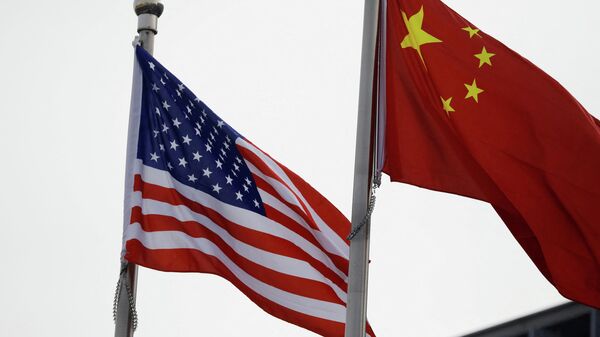 Bandeiras dos EUA e da China no exterior de prédio de empresa norte-americana em Pequim, China, 21 de janeiro de 2021 - Sputnik Brasil