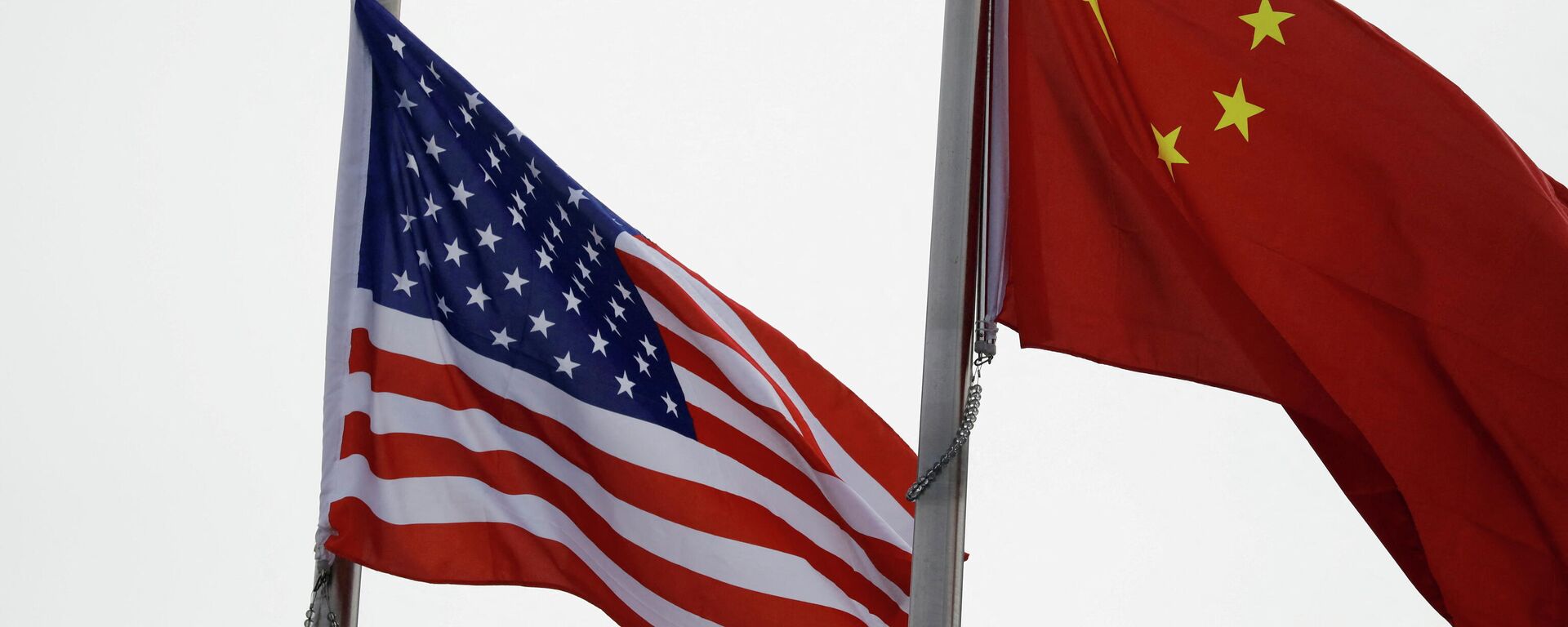 Bandeiras dos EUA e da China no exterior de prédio de empresa norte-americana em Pequim, China, 21 de janeiro de 2021 - Sputnik Brasil, 1920, 24.12.2021