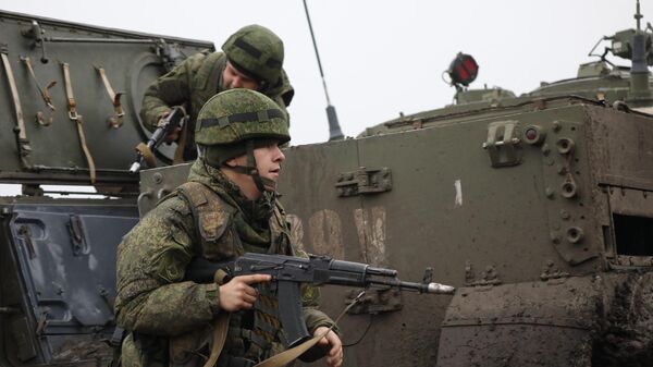 Esta foto, tirada em 10 de dezembro de 2021 e divulgada pelo Ministério da Defesa da Rússia, mostra militares de uma divisão de rifles motorizados realizando exercícios no campo de batalha Kadamovsky, no Sul da região de Rostov - Sputnik Brasil