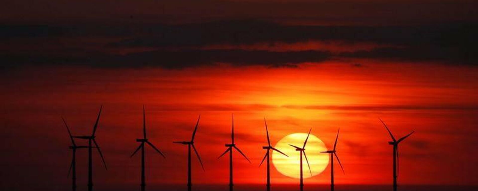 O sol se põe atrás do parque eólico Burbo Bank perto de New Brighton, Grã-Bretanha, 22 de maio de 2018 - Sputnik Brasil, 1920, 24.12.2021