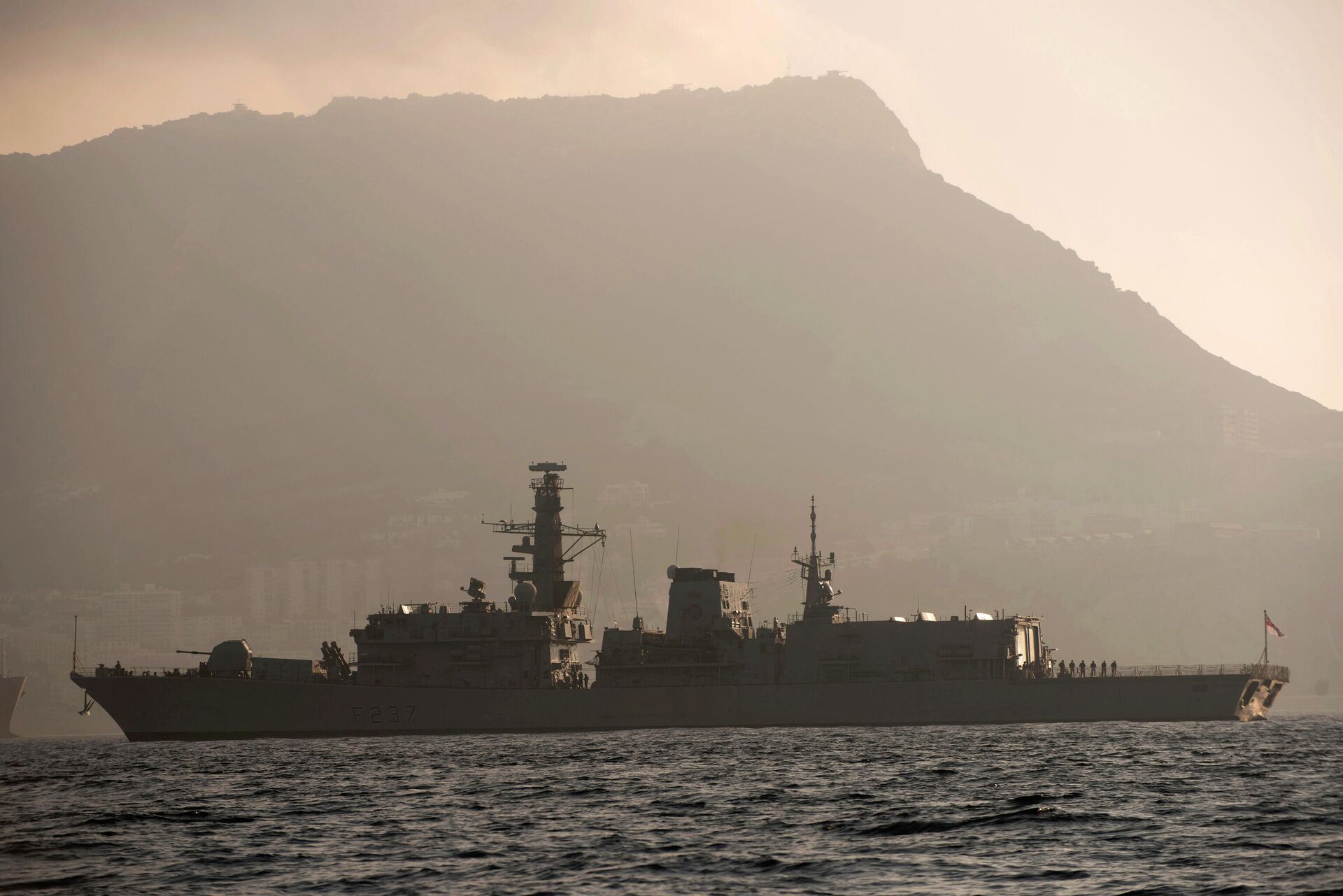 Nesta foto de arquivo, de 19 de agosto de 2013, o navio da Marinha Real Britânica HMS Westminster navega ao longo do estreito de Gibraltar, tendo como pano de fundo o pequeno território britânico no extremo sul da península ibérica, o rochedo de Gibraltar, perto de La Línea de la Concepción, Espanha - Sputnik Brasil, 1920, 26.12.2021