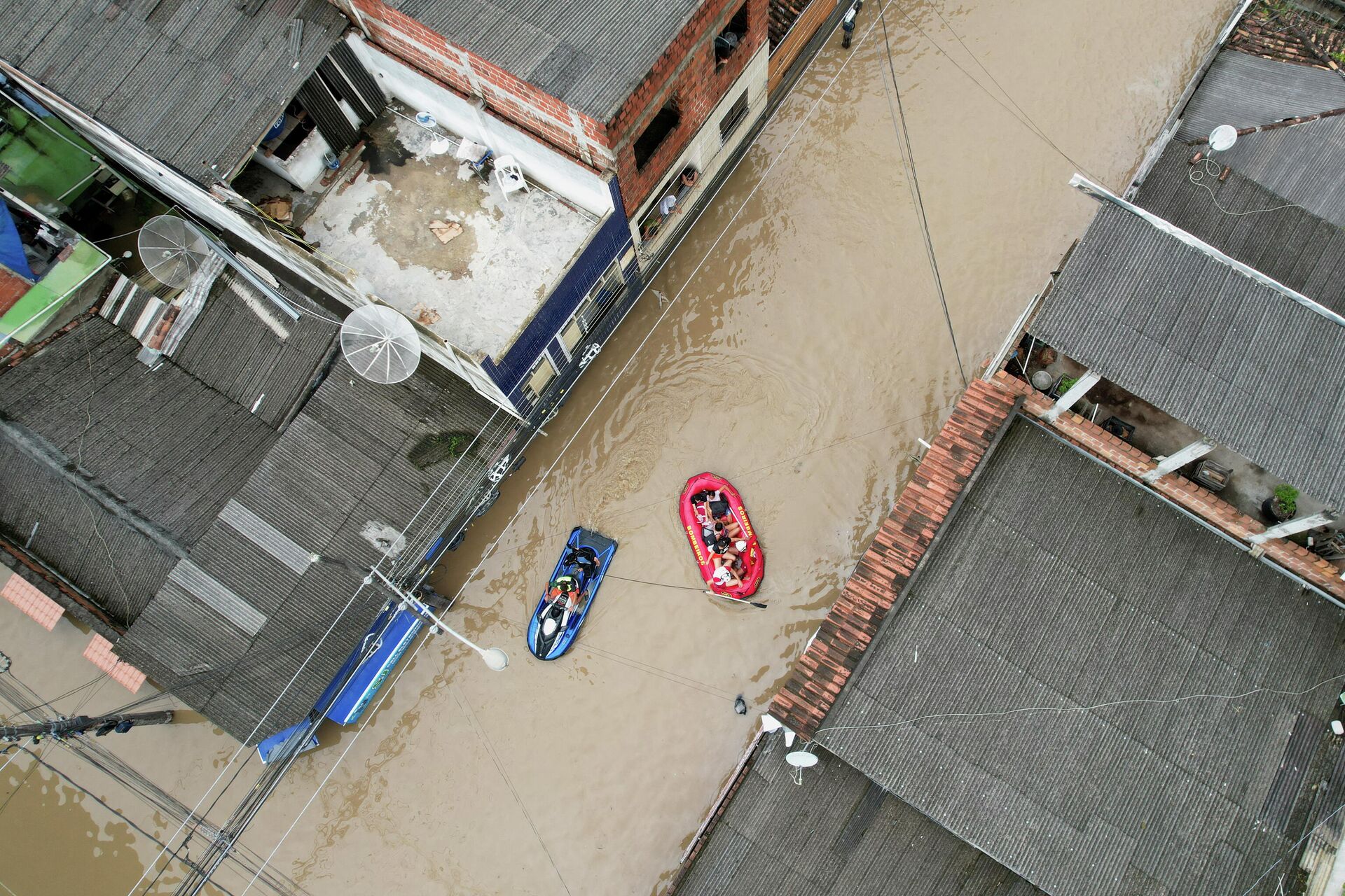Equipes de resgate ajudam vítimas das enchentes em rua inundada em Itabuna, Bahia, 26 de dezembro de 2021 - Sputnik Brasil, 1920, 27.12.2021