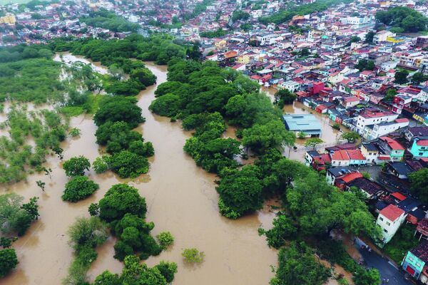 Vista aérea das enchentes em Itapetinga, estado da Bahia, 26 de dezembro de 2021 - Sputnik Brasil