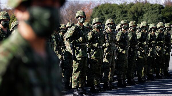 Membros das Forças de Autodefesa do Japão (JSDF, em inglês) ouvem o primeiro-ministro do Japão, Fumio Kishida, não retratado, durante uma revisão no acampamento Asaka da Força de Autodefesa Terrestre do Japão (JGSDF, no inglês) em Tóquio, 27 de novembro de 2021  - Sputnik Brasil