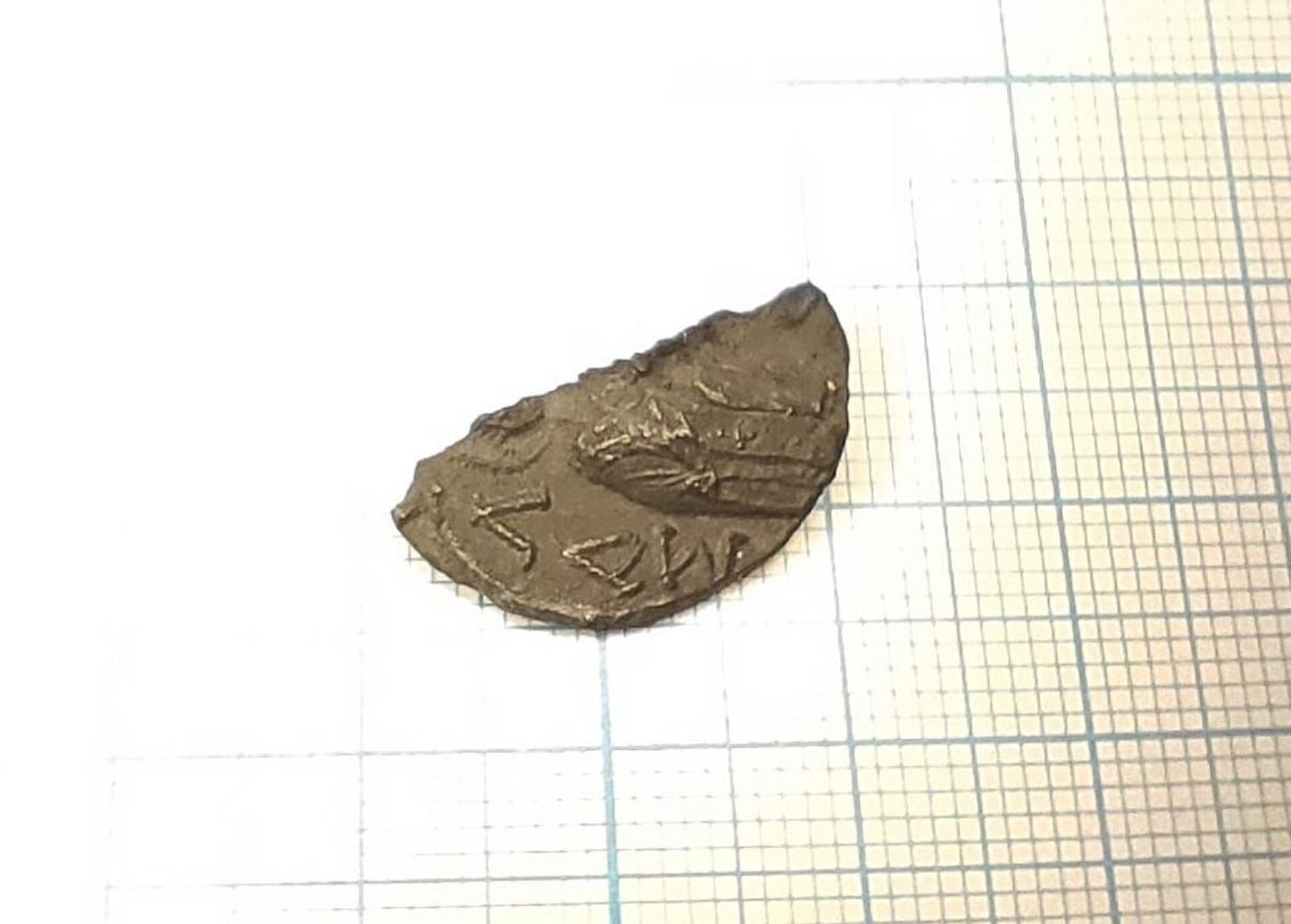 Fragmento de um selo de chumbo do século XIII  - Sputnik Brasil, 1920, 27.12.2021