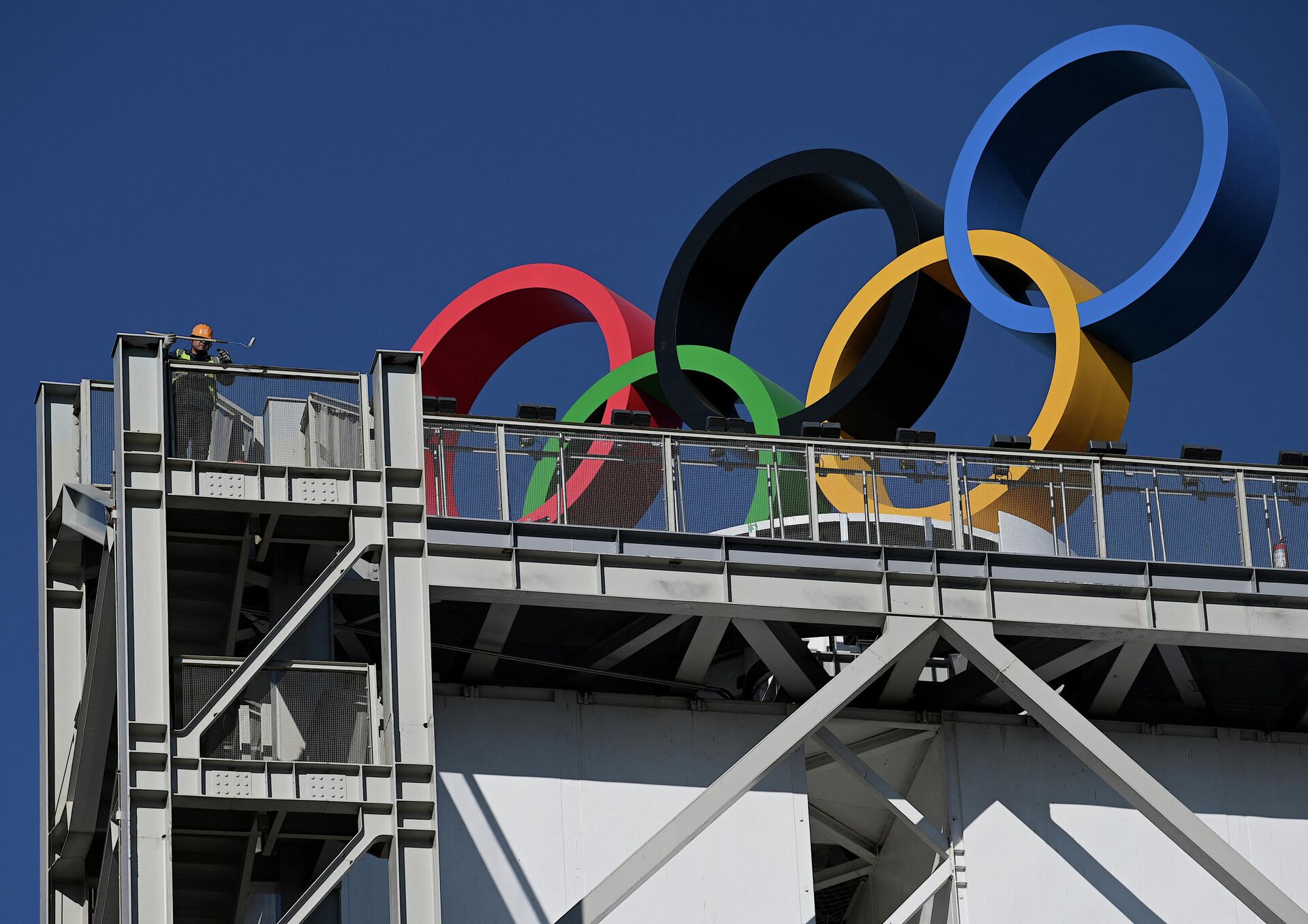Um trabalhador pinta uma parte de um prédio onde os anéis olímpicos estão localizados no Parque Shougang, um dos locais dos Jogos Olímpicos de Inverno de Pequim 2022, 1º de dezembro de 2021 - Sputnik Brasil, 1920, 27.12.2021