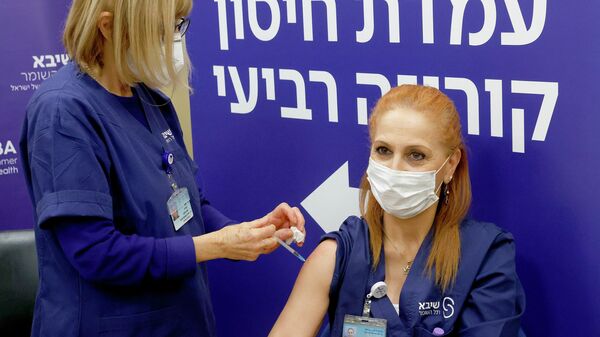 Em Tel Aviv, uma enfermeira israelense recebe a quarta dose da vacina contra a COVID-19 da Pfizer, em 27 de dezembro de 2021  - Sputnik Brasil
