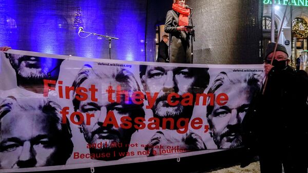 Cartaz de apoio a Julian Assange, ativista e fundador da organização de denunciantes WikiLeaks, em Oslo, Noruega, 10 de dezembro de 2021 - Sputnik Brasil
