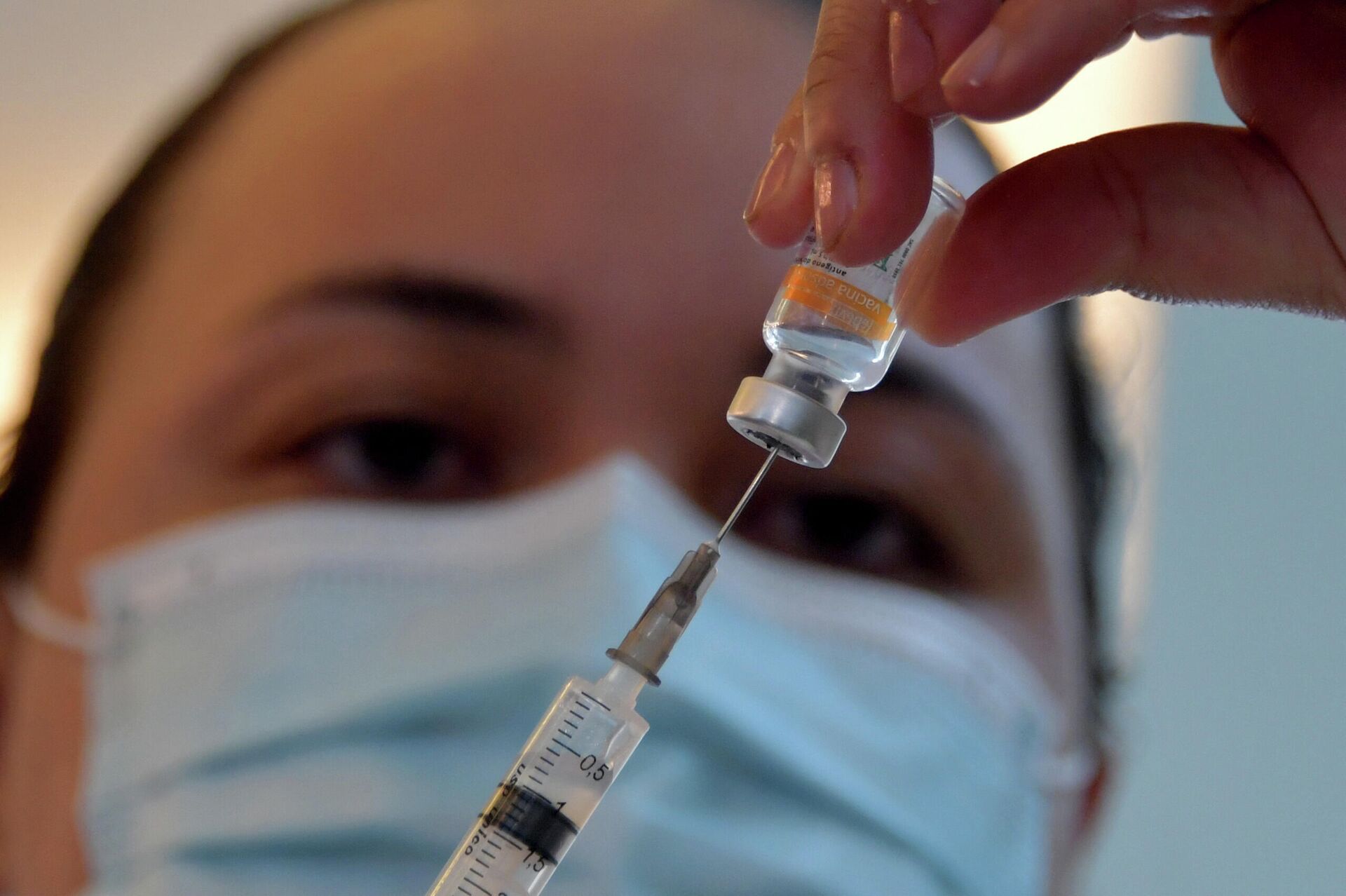 Uma profissional de saúde prepara uma dose da vacina CoronaVac contra a COVID-19 no hospital de Clínicas de São Paulo, no Brasil, em 17 de janeiro de 2021 - Sputnik Brasil, 1920, 04.01.2022