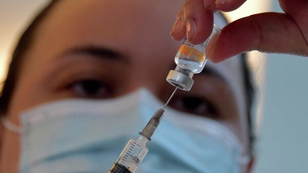 Uma profissional de saúde prepara uma dose da vacina CoronaVac contra a COVID-19 no hospital de Clínicas de São Paulo, no Brasil, em 17 de janeiro de 2021 - Sputnik Brasil