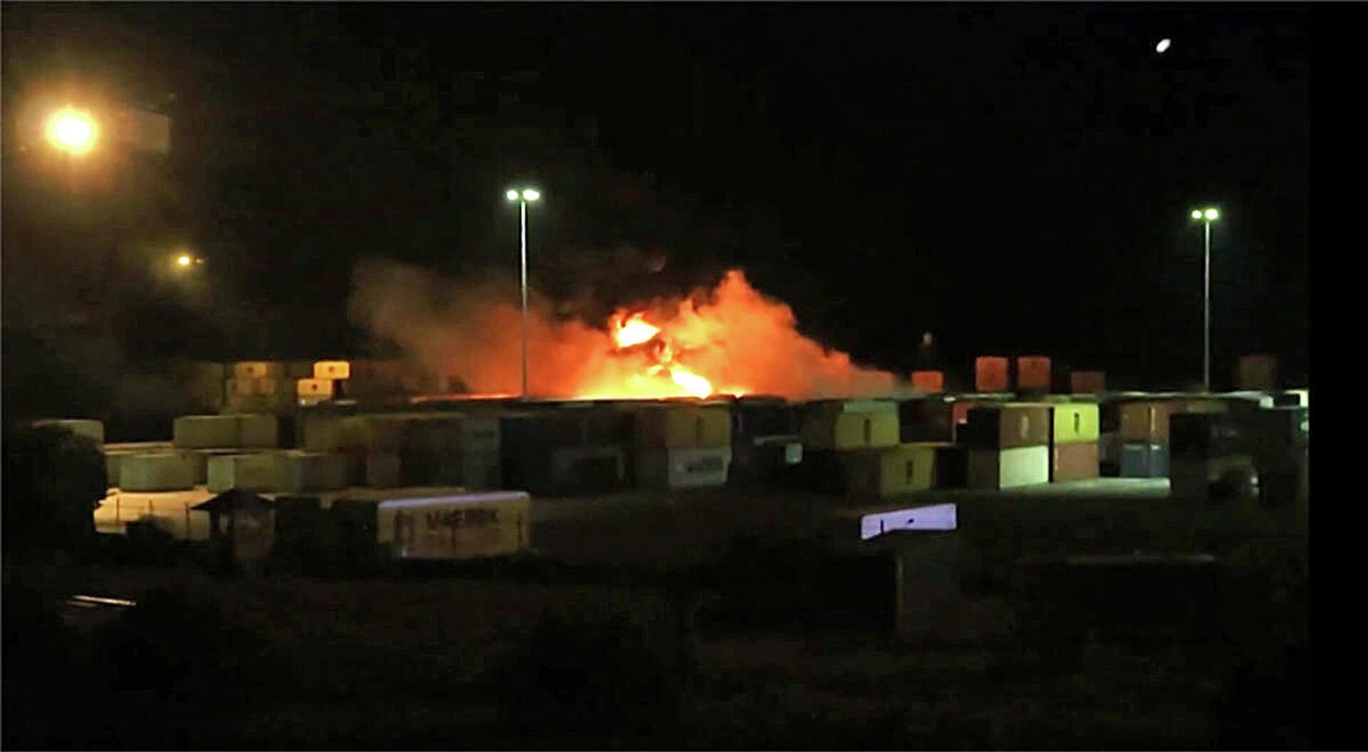 Uma imagem capturada de um vídeo divulgado pela Agência de Notícias Árabe Síria (SANA), em 7 de dezembro de 2021, mostra um incêndio perto de contêineres no porto de Latakia, na Síria - Sputnik Brasil, 1920, 28.12.2021