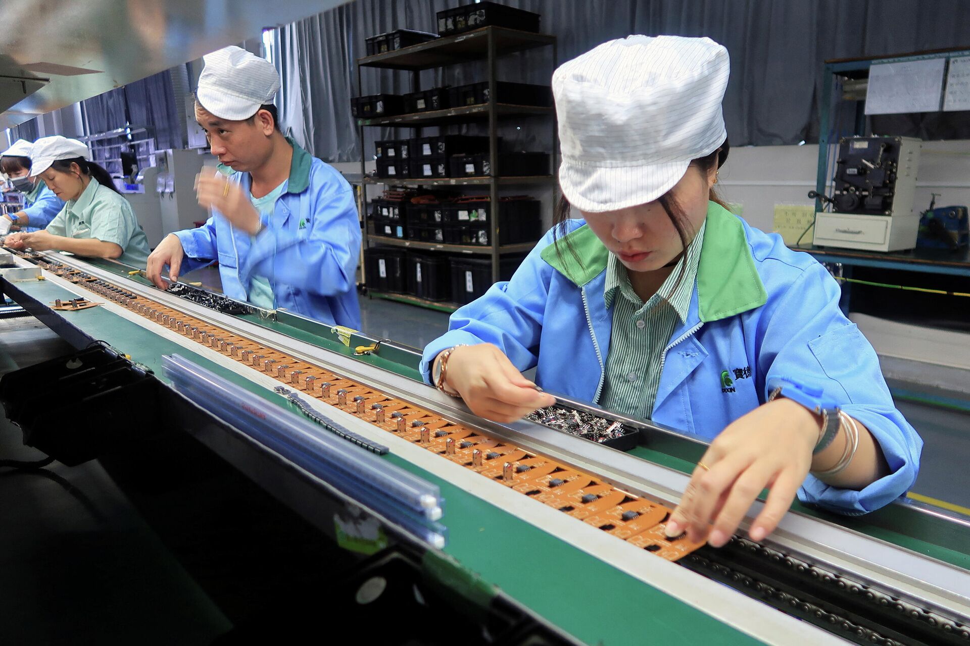 Funcionários trabalham na linha de produção de controladores de jogos móveis para a empresa norte-americana T2M, em uma fábrica em Dongguan, na China, em 7 de dezembro de 2021 - Sputnik Brasil, 1920, 28.12.2021
