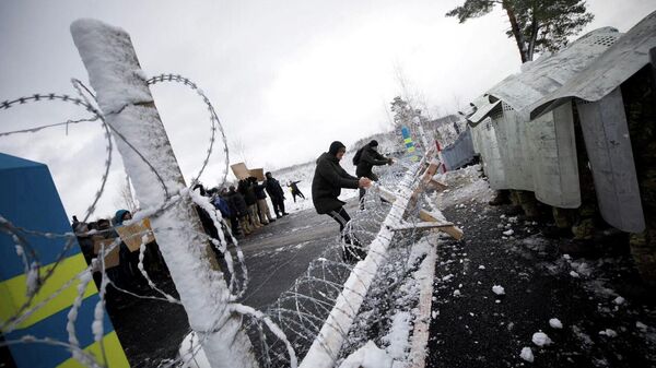 Policiais ucranianos simulam a invasão de um grupo de pessoas na fronteira durante exercícios perto da fronteira com a Belarus na região de Volyn, Ucrânia, 30 de novembro de 2021 - Sputnik Brasil
