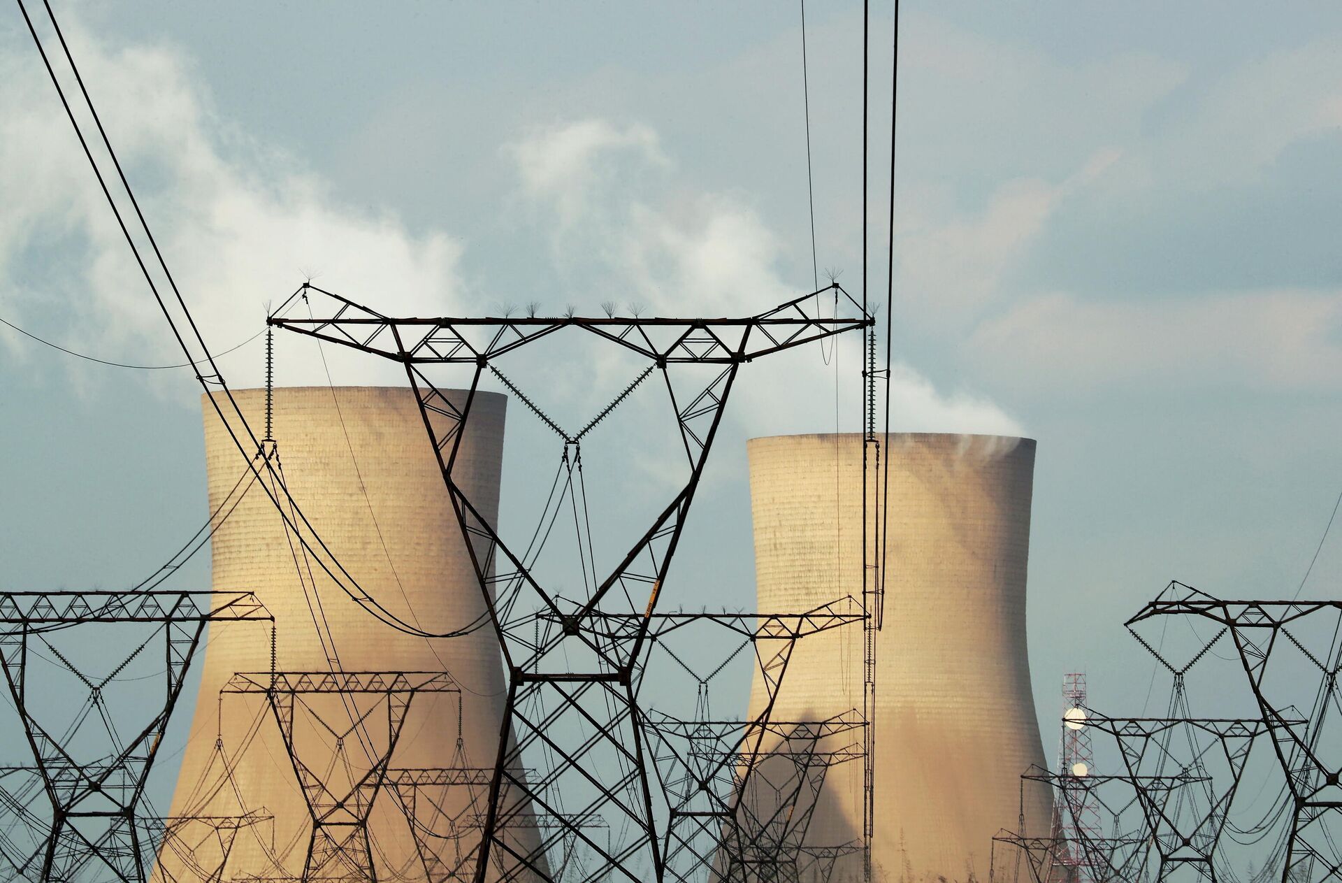 Torres de resfriamento em uma usina a carvão de propriedade da empresa estatal de energia Eskom em Duhva, África do Sul (foto de arquivo) - Sputnik Brasil, 1920, 28.12.2021