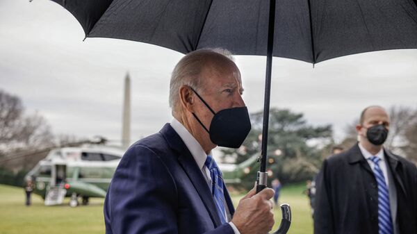O presidente dos EUA, Joe Biden, fala com repórteres antes de voo da Casa Branca para Rehoboth Beach, em Delaware, no dia 27 de dezembro de 2021 - Sputnik Brasil