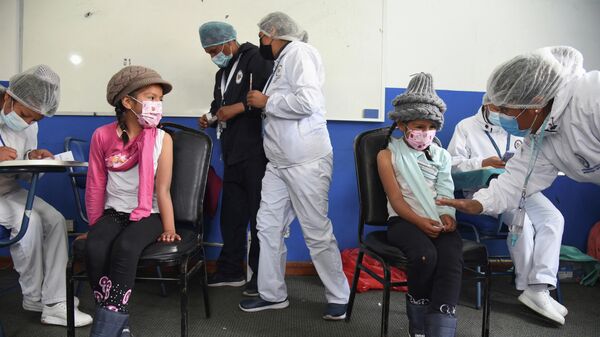 Posto de imunização realiza vacinação em crianças, em La Paz, na Bolívia, no dia 9 de dezembro de 2021 - Sputnik Brasil