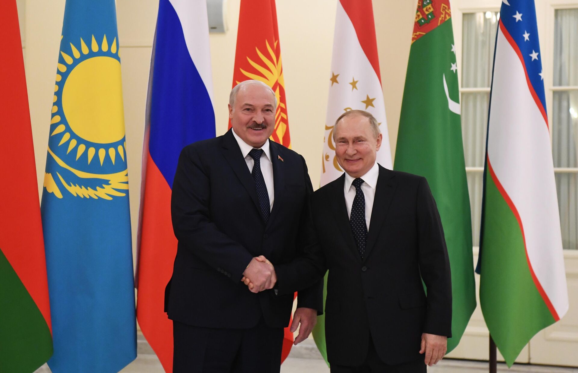 Presidente russo, Vladimir Putin, e presidente belarusso, Aleksandr Lukashenko, antes da cúpula informal da Comunidade dos Estados Independentes (CEI) em São Petersburgo, Rússia, 28 de dezembro de 2021 - Sputnik Brasil, 1920, 15.07.2022