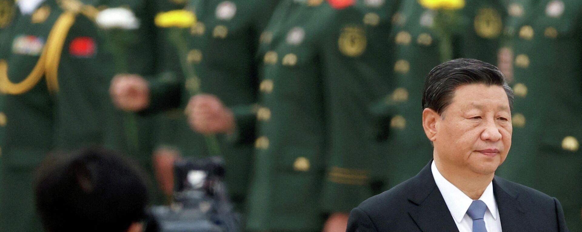 O presidente chinês, Xi Jinping, passa pela guarda de honra e por um cinegrafista ao chegar para uma cerimônia no Monumento aos Heróis do Povo na Praça Tiananmen para marcar o Dia dos Mártires, em Pequim, China, em 30 de setembro de 2021 - Sputnik Brasil, 1920, 29.12.2021