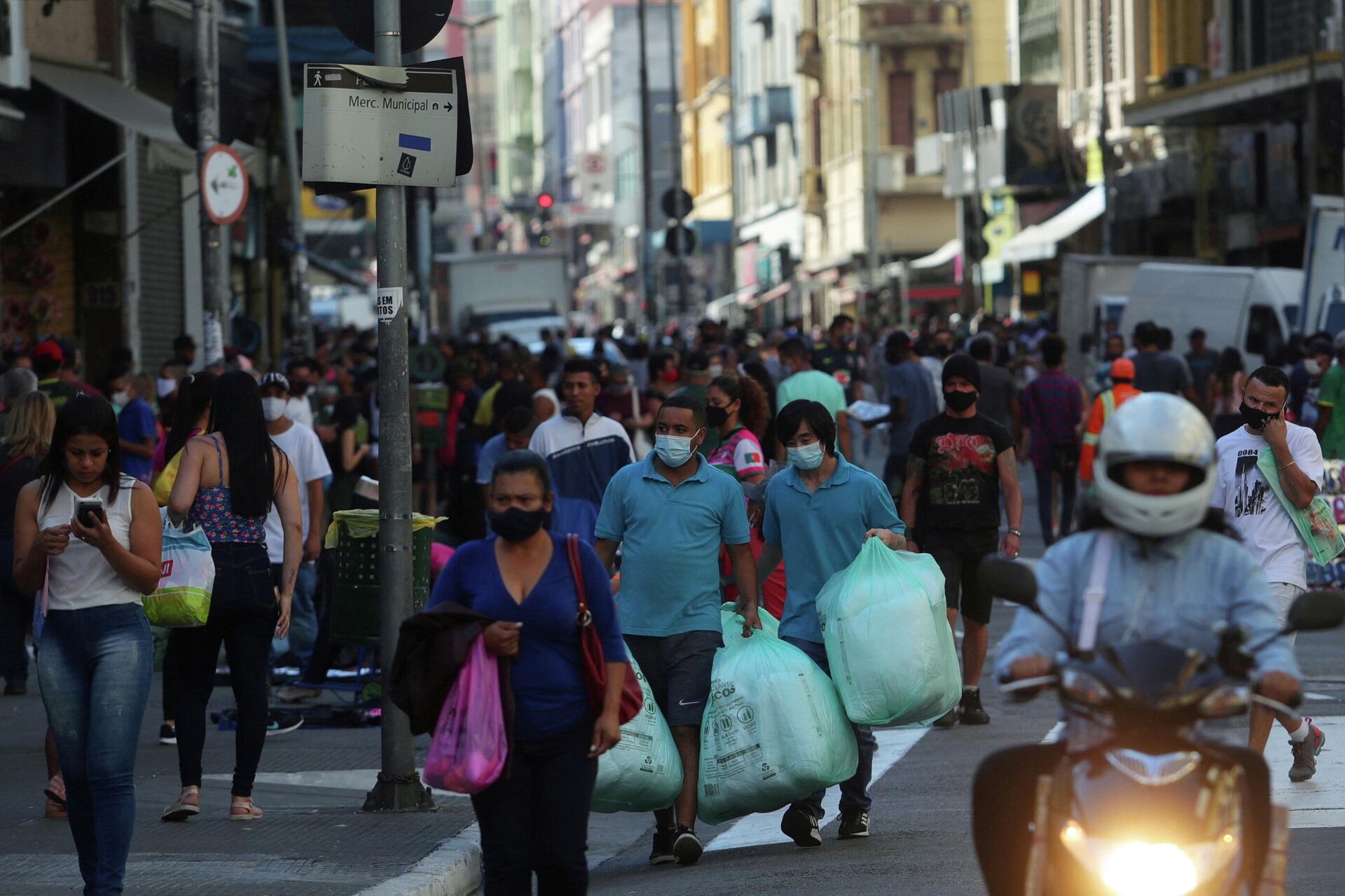 Pessoas caminham em rua comercial popular em meio à pandemia de COVID-19, em São Paulo, no Brasil, em 19 de junho de 2020 - Sputnik Brasil, 1920, 31.12.2021