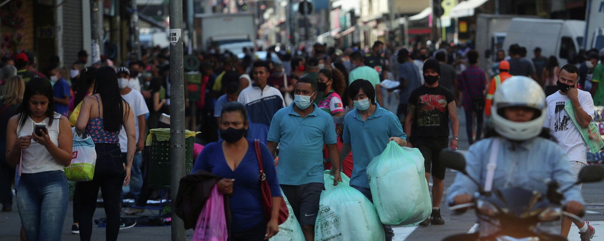 Pessoas caminham em rua comercial popular em meio à pandemia de COVID-19, em São Paulo, no Brasil, em 19 de junho de 2020 - Sputnik Brasil, 1920, 29.12.2021