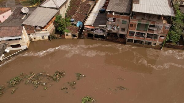 Vista aérea mostra uma rua inundada, após fortes chuvas, em Itajuípe, na Bahia, no Brasil, em 27 de dezembro de 2021 - Sputnik Brasil