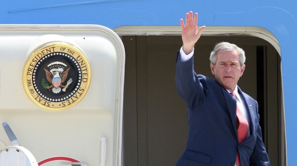 Então presidente dos EUA, George W. Bush acena enquanto embarca no avião presidencial, Air Force One, no aeroporto de Mérida. México, 14 de março de 2007 - Sputnik Brasil