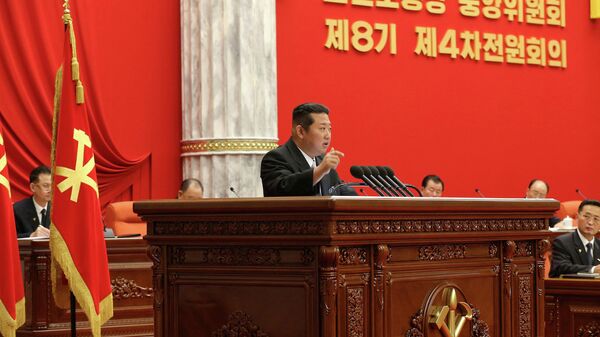 Kim Jong-un, líder da Coreia do Norte, preside ao quatro encontro plenário do 8º Comitê Central do Partido dos Trabalhadores da Coreia, 29 de dezembro de 2021, Coreia do Norte - Sputnik Brasil