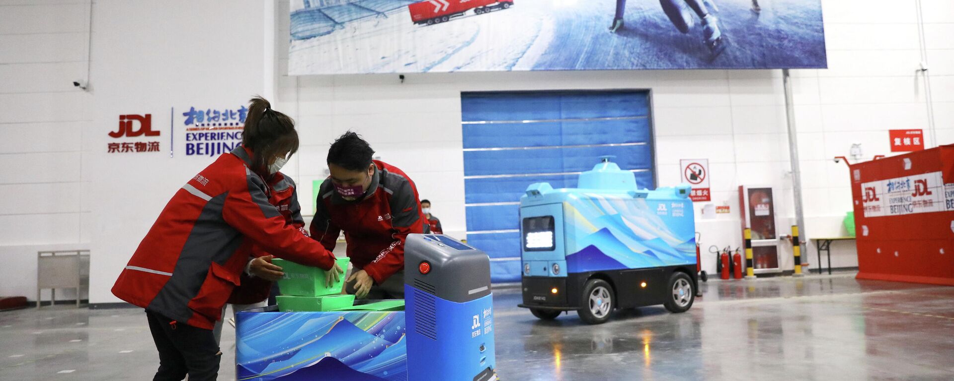 Funcionários colocam caixas em robô de entrega autônoma no Centro de Distribuição Principal perto do Aeroporto Internacional de Pequim, China, 9 de dezembro de 2021 - Sputnik Brasil, 1920, 30.12.2021