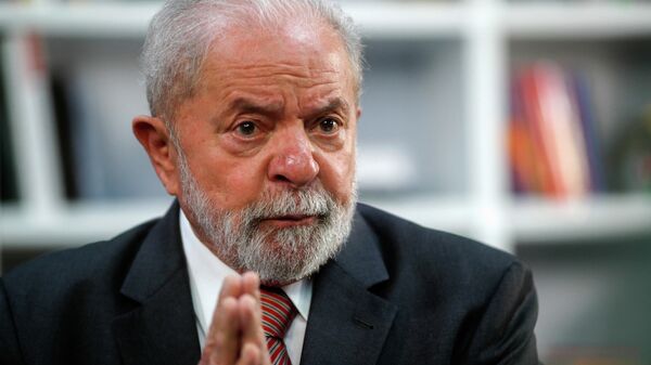O ex-presidente do Brasil Luiz Inácio Lula da Silva gesticula durante uma entrevista à Reuters, em São Paulo, em 17 de dezembro de 2021 - Sputnik Brasil