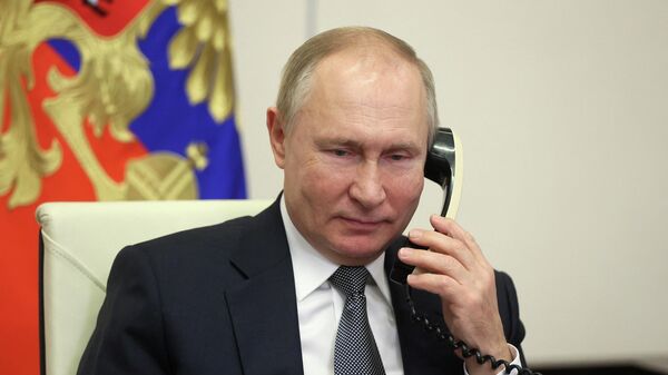 O presidente russo, Vladimir Putin, fala ao telefone, em 15 de dezembro de 2021 - Sputnik Brasil