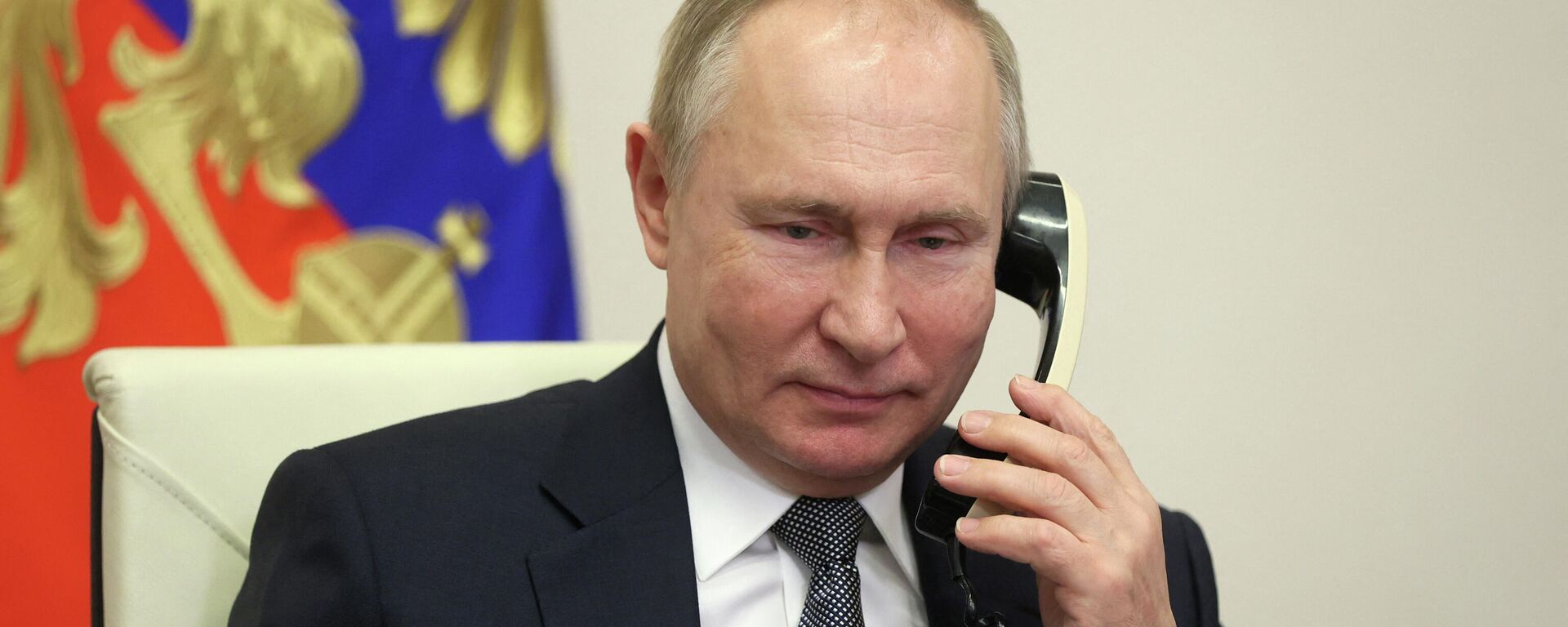 O presidente russo, Vladimir Putin, fala ao telefone, em 15 de dezembro de 2021 - Sputnik Brasil, 1920, 30.12.2021